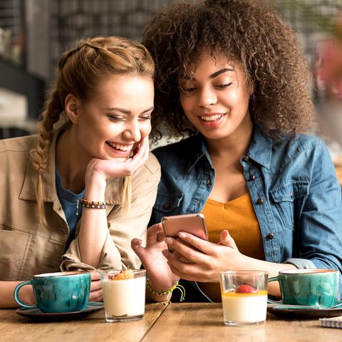 Zwei Frauen lachen miteinander