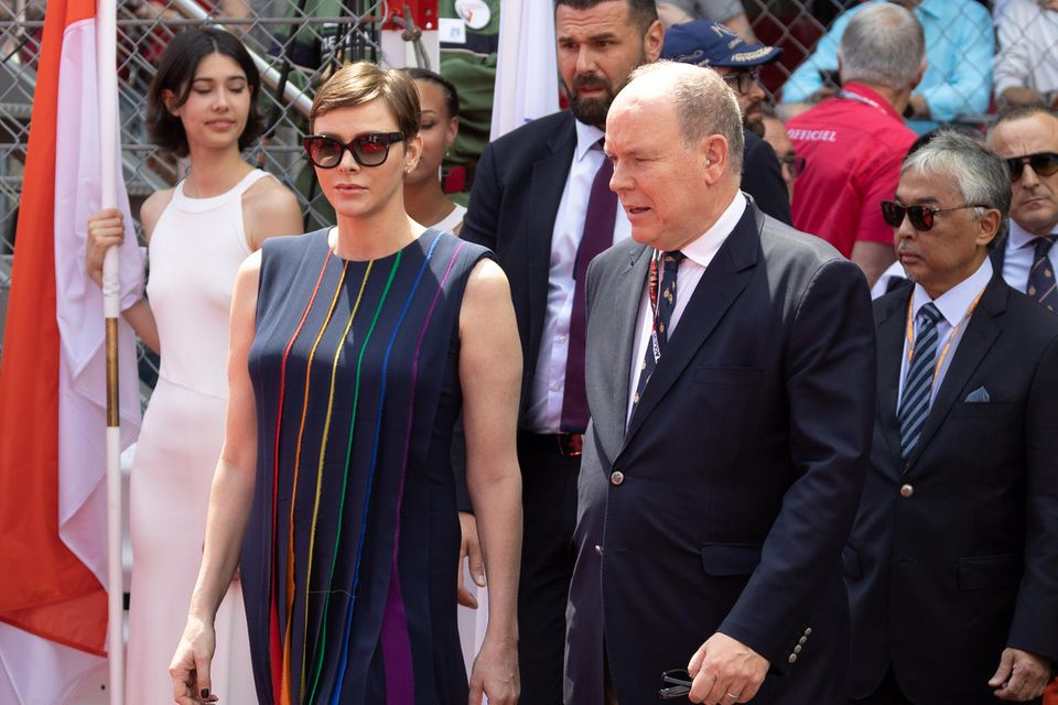 Lärmende Motoren, quietschende Reifen – für den Grand Prix der Formel 1 verwandeln sich die Straßen in Monte-Carlo wieder einmal zu einer komplette Rennstrecke. Da darf natürlich auch der Adel aus Monaco nicht fehlen und so sorgen auch 2023 die monegassischen Royals für Highlights am Straßenrand. Charlène setzt für ihren Auftritt bei der Siegerehrung auf eine lange dunkelblaue Robe mit schmalen Regenbogenakzenten von Akris, blaue Pumps und eine große Prada-Sonnenbrille. Gesamtwert des eleganten High-Society-Looks: stolze 4500 Euro. 