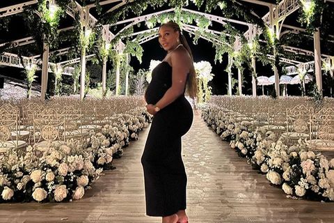 Tennisstar Serena Williams ist zum zweiten Mal schwanger und präsentiert ihre wachsenden Rundungen stolz auf Instagram – und das mit einer ordentlichen Portion Humor! Im engen schwarzen Kleid, das sie mit rosa Pumps kombiniert, setzt sie nicht nur ihren Bauch, sondern auch den Po in Szene. Dazu witzelt sie: "Ich versuche ernsthaft herauszufinden, ob das Baby vorne oder hinten ist". 