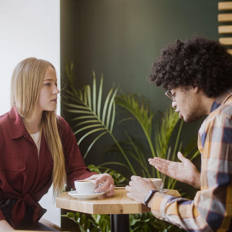Trennung nach langer Beziehung: Liebespaar sitzt im Café und redet
