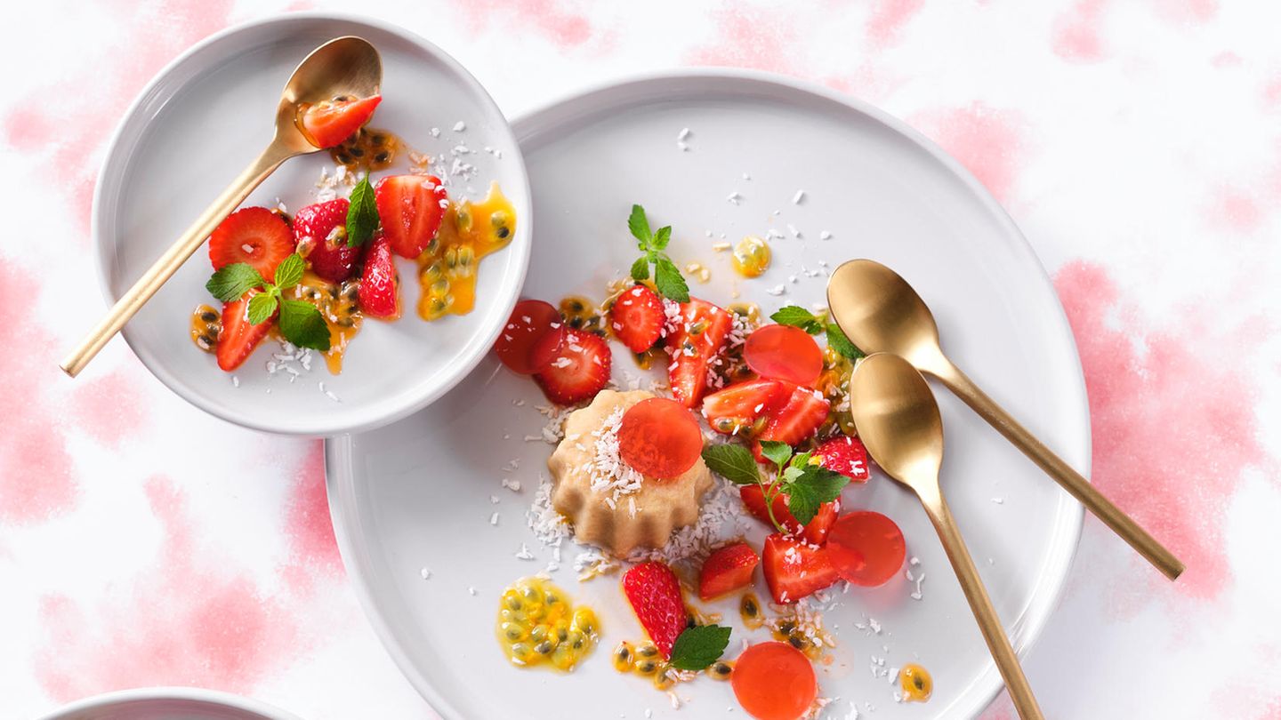 Kokos-Grießflammeri mit Passionsfrucht-Erdbeeren | BRIGITTE.de