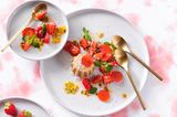 Kokos-Grießflammeri mit Passionsfrucht-Erdbeeren