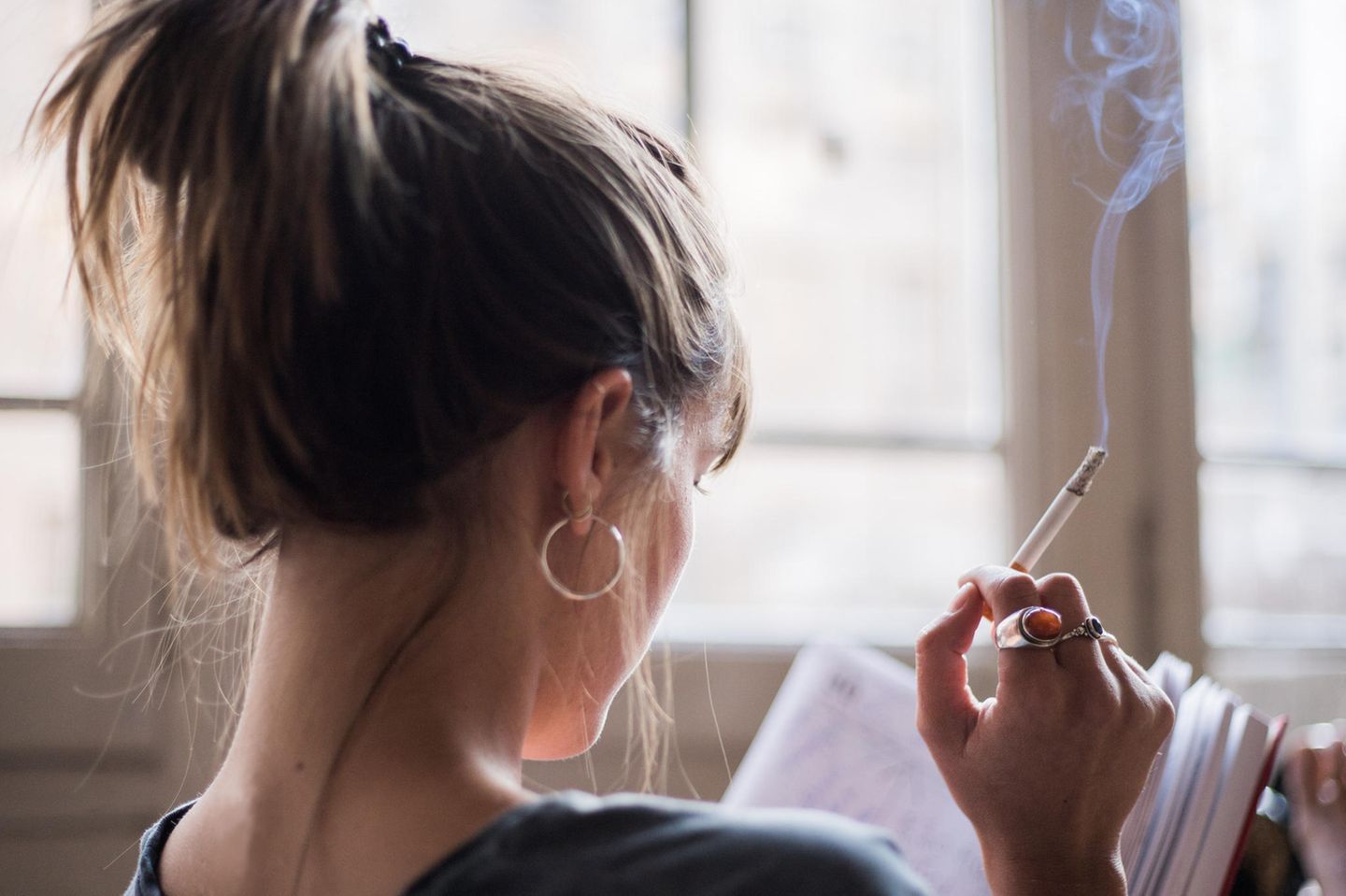 Raucher in Deutschland: Junge Frau beim Rauchen