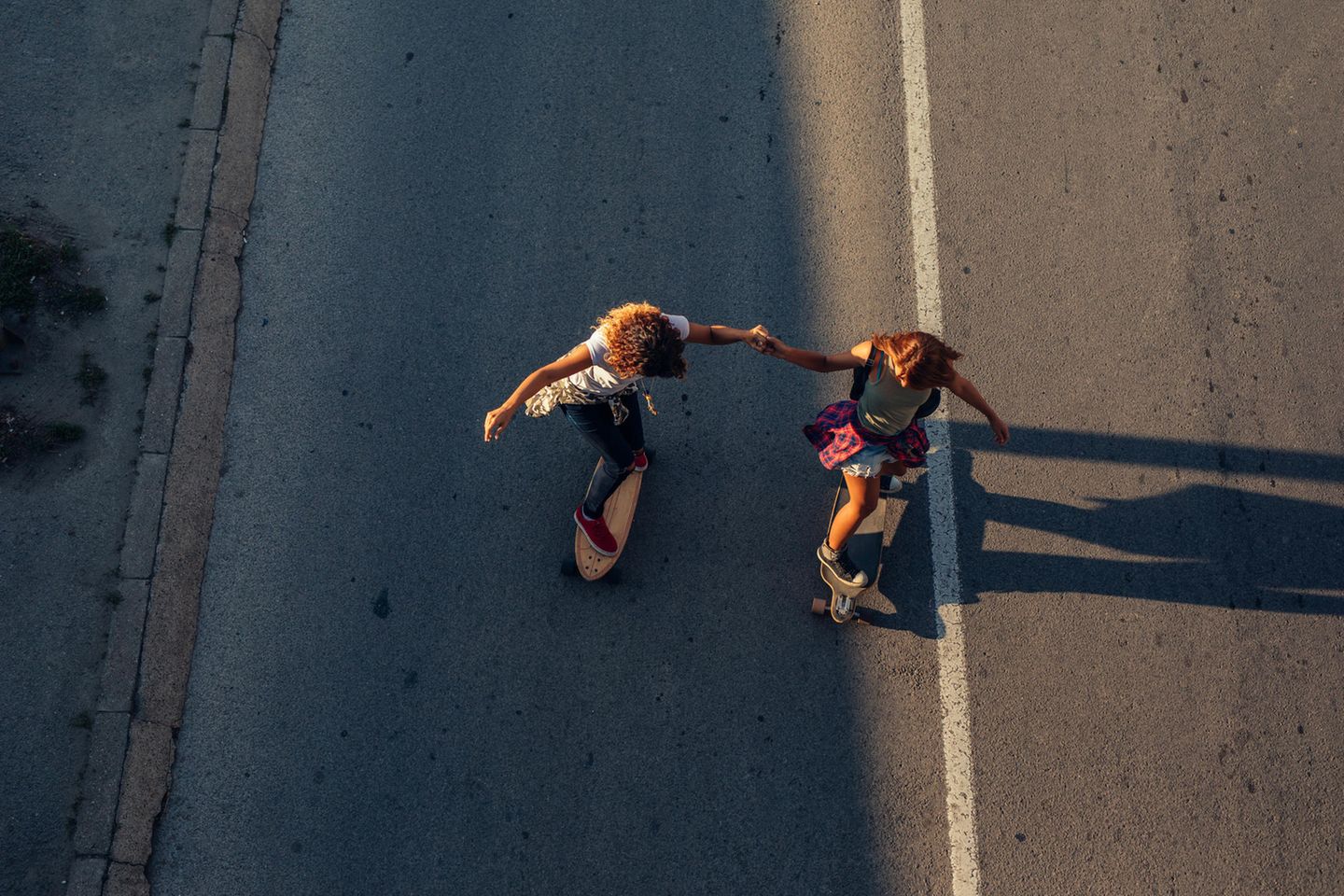 Psychologie: Zwei Frau fahren Skateboard