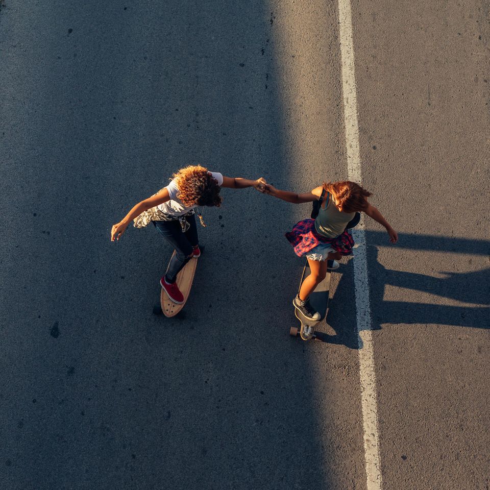Psychologie: Zwei Frau fahren Skateboard