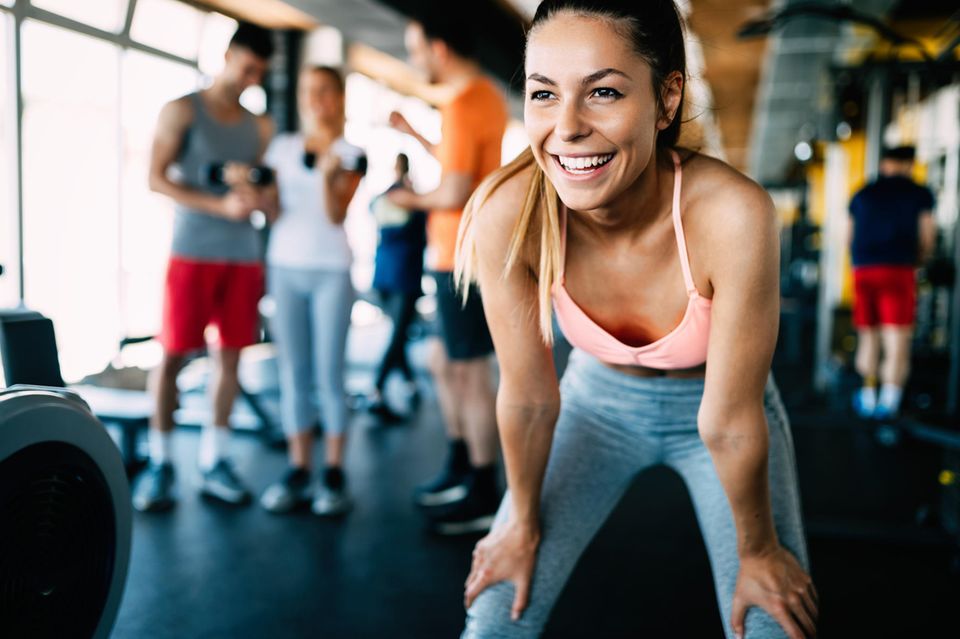 Frau trainiert im Fitness-Studio