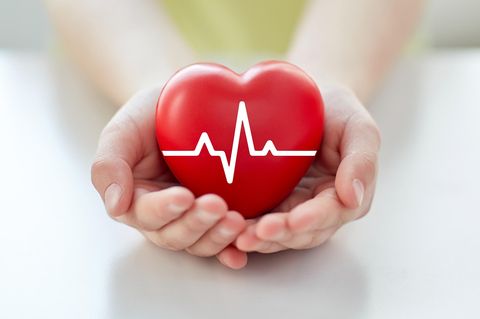 Präventivmedizin: Zwei Hände halten Herz