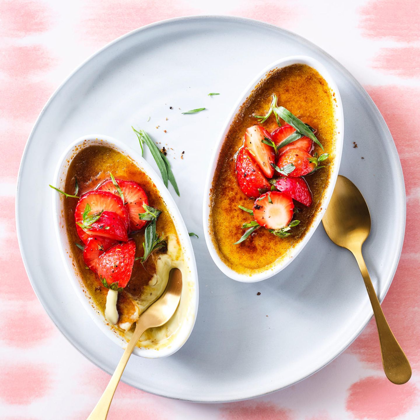 Matcha-Crème-Brûlée mit marinierten Erdbeeren