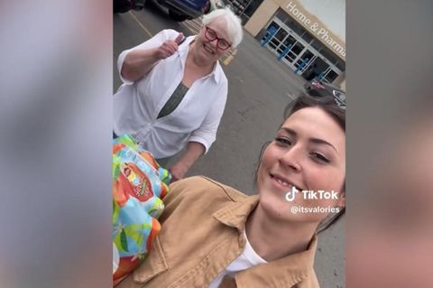 Oma und Enkelin hecken Supermarkt-Streich aus