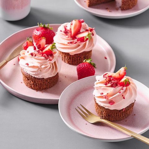 Tee-Cupcakes mit Erdbeerfrosting