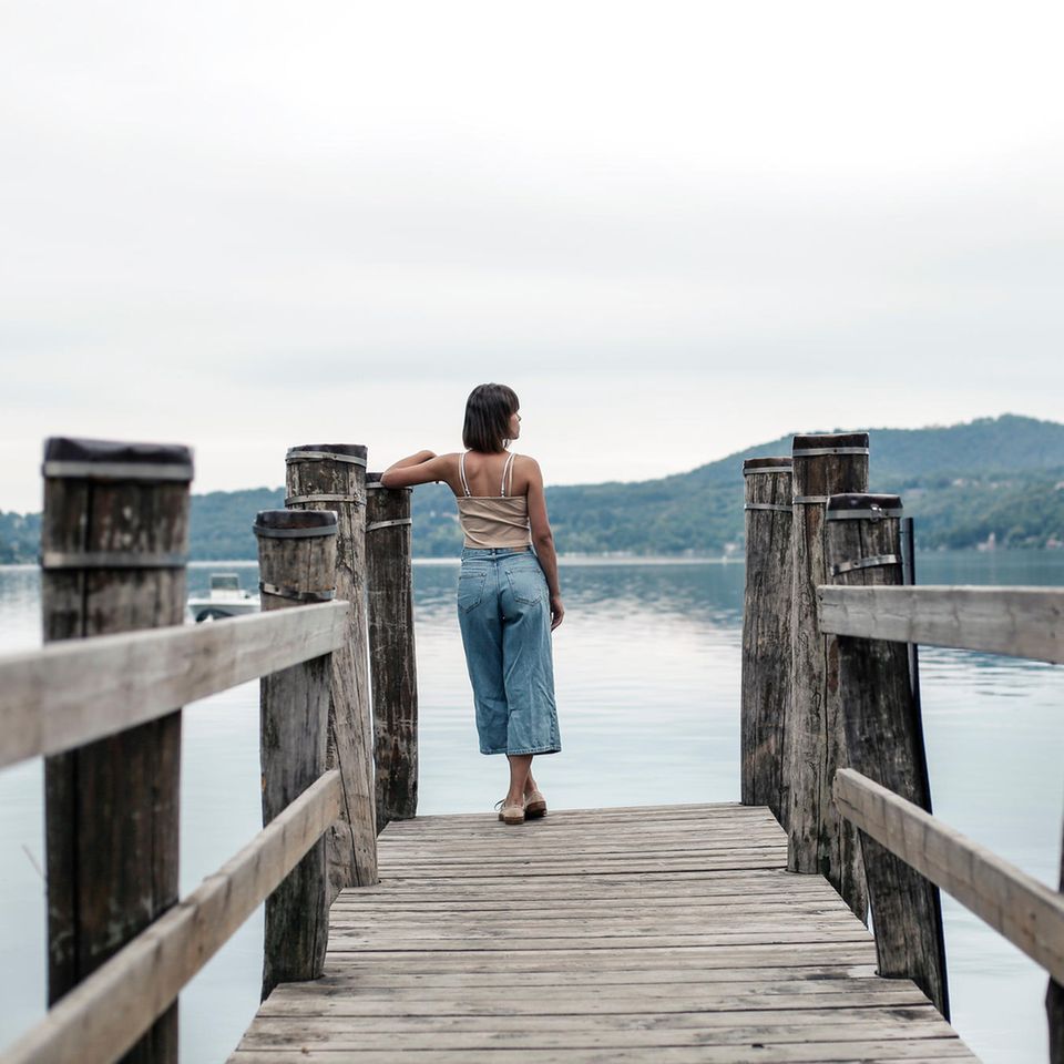 Kognitive Verzerrungen: Eine nachdenkliche Frau am See