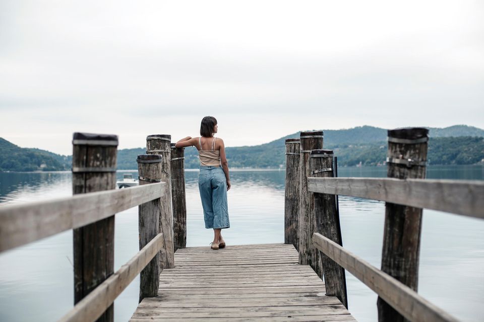 Kognitive Verzerrungen: Eine nachdenkliche Frau am See