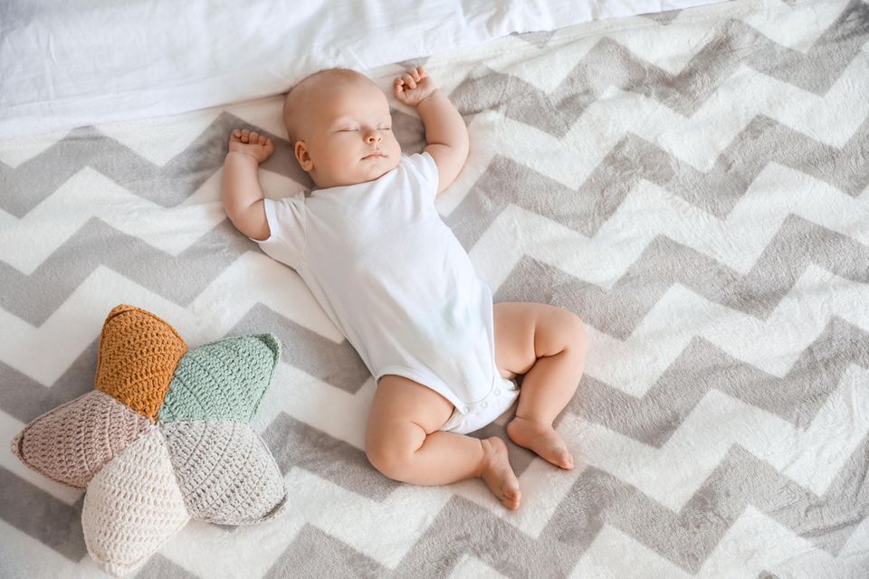 Plötzlicher Kindstod: Ein Baby schläft auf dem Rücken