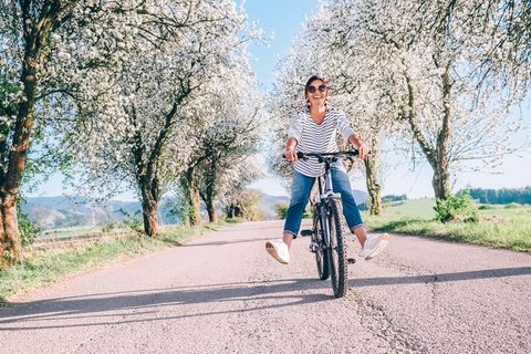 Glückliche Frau auf dem Fahrrad