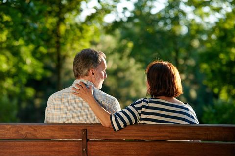 Ans Paarleben anknüpfen: Paar sitzt auf einer Bank
