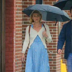 Es ist Sommer, wenn ich es entscheide, denkt sich Claire Danes, die sich im blauen Kleid mit Blümchen dem Regen in New York stellt. Da der Regenschirm sie gut vor den Tropfen abschirmt, entscheidet sich die werdende Mama für luftige Sandalen. 