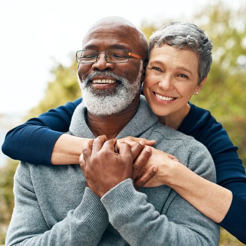 Glückliches älteres Paar: 5 Gewohnheiten von Paaren, deren Beziehungen für immer halten
