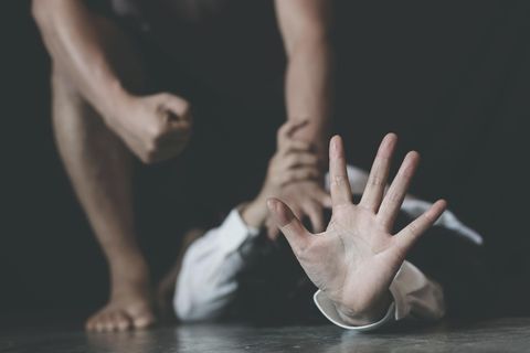 Häusliche Gewalt: Mann drückt Frau auf Boden