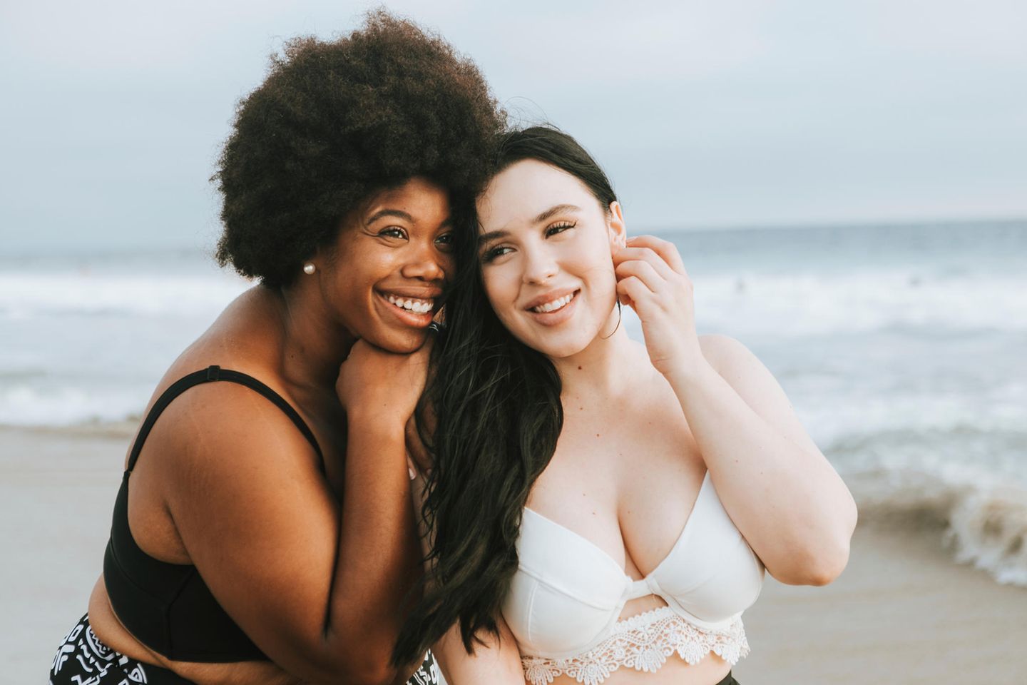 Bikini für große Brust: Drei Frauen am Strand