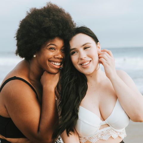 Bikini für große Brust: Drei Frauen am Strand