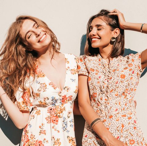 Deals des Tages: Zwei junge Frauen tragen sommerliche Kleider mit Blumenprint