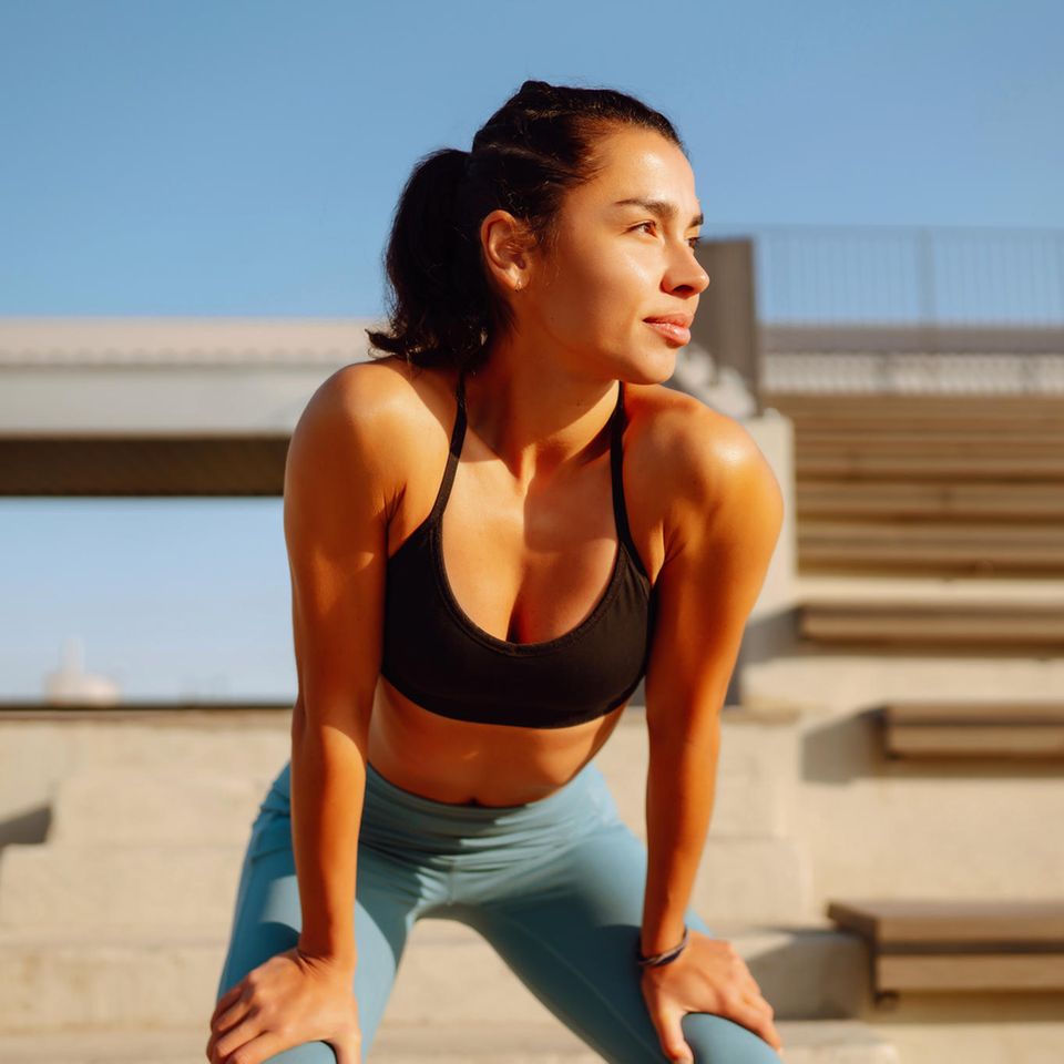 Sportliche Frau: 3 Sommer-Workouts, mit denen du ordentlich Kalorien verbrennst