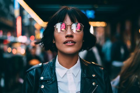 Psychologie: Eine Frau mit verspiegelter Brille