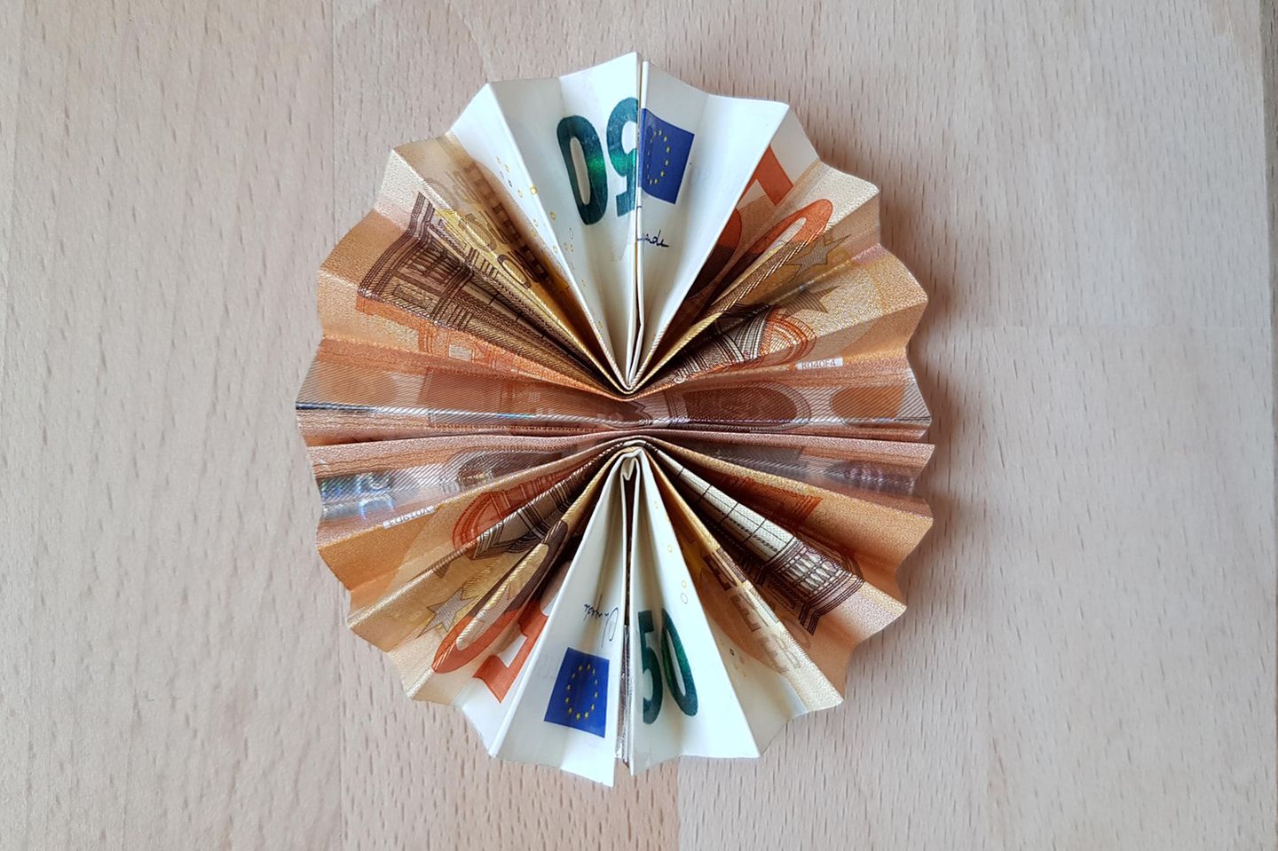 Geldscheine zur Sonne falten: Origami-Sonne aus Geldscheinen