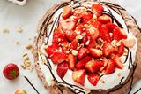 Schoko-Haselnuss-Pavlova mit Erdbeeren