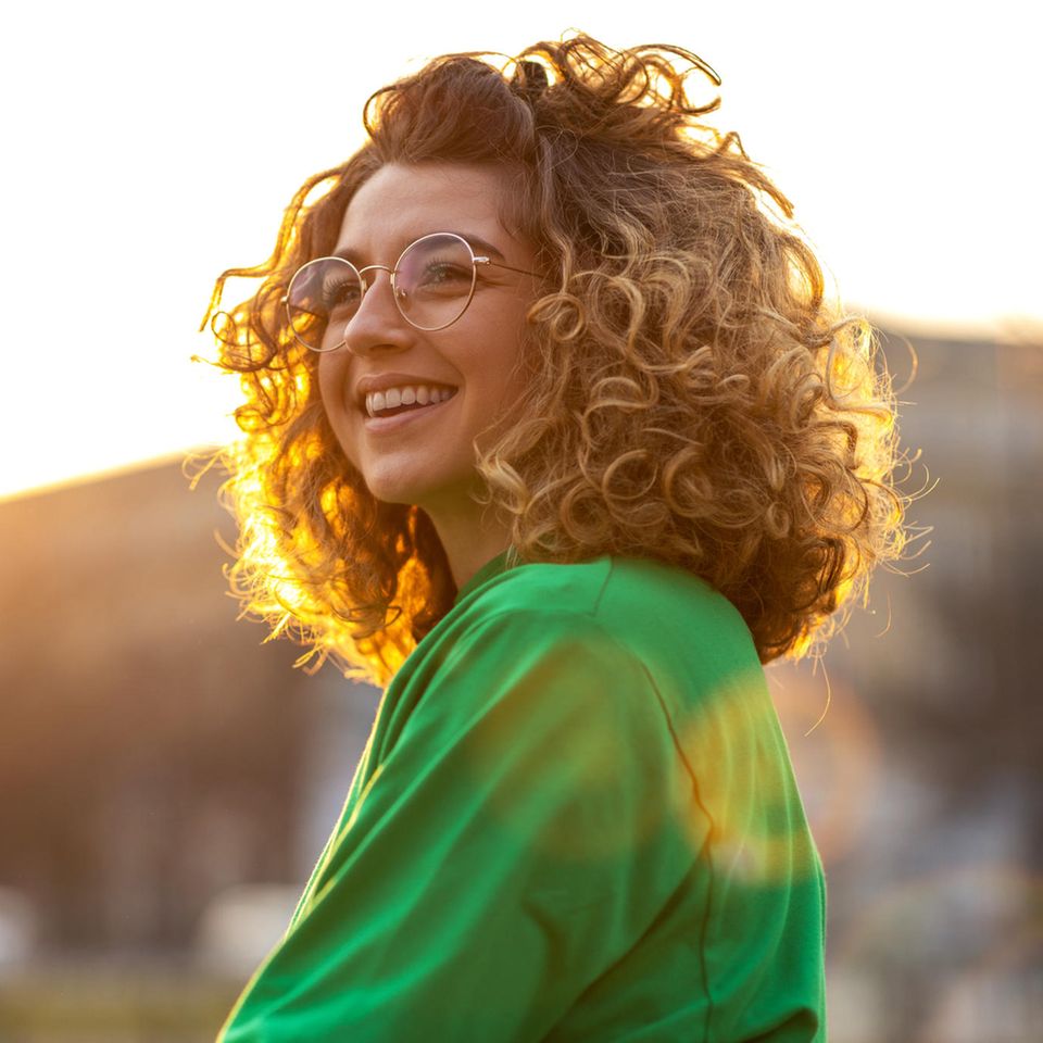 Horoskop: Eine sympathische Frau mit Locken