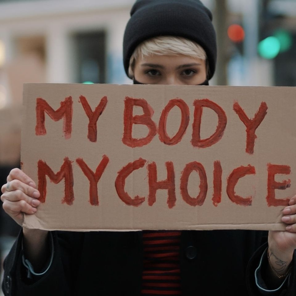 Frau demonstriert mit Schild für Recht auf Abtreibung
