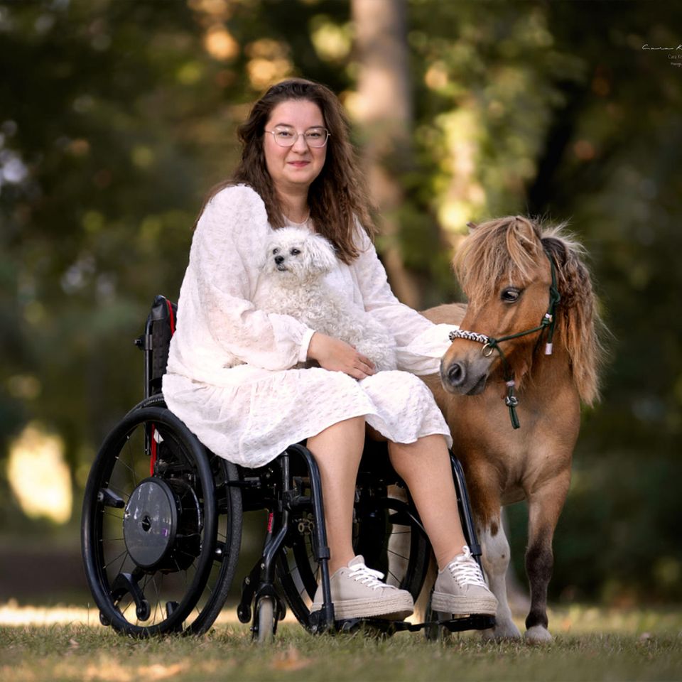 Stephanie Rose mit ihrem Minishetlandpony Cappuccino