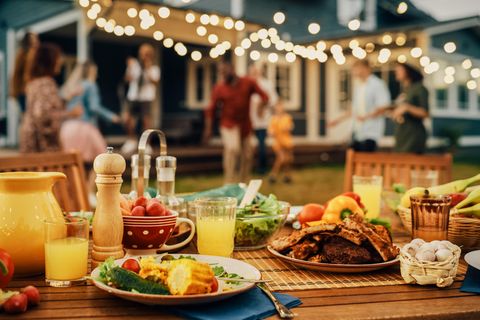 Grillparty-Deko: Die besten Ideen für jeden Anlass, Tisch mit Essen