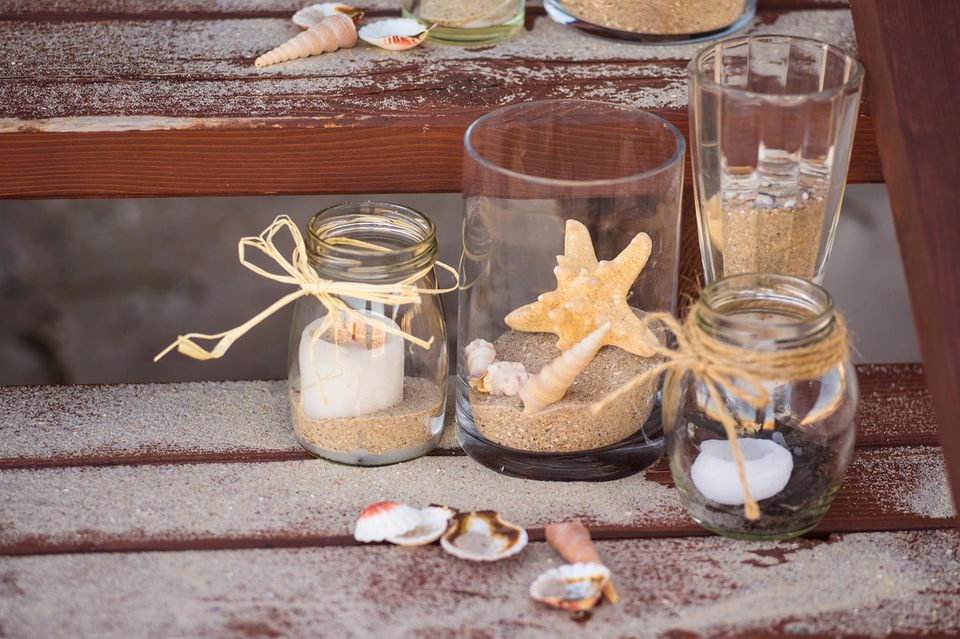 Gläser dekorieren: Gläser mit Sand und Muscheln dekoriert