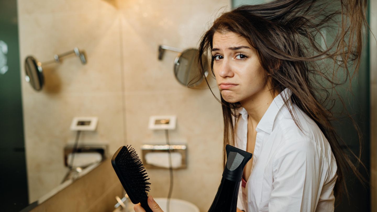 Period-Hair: Fettiges oder krauses Haar während der Menstruation? Das hilft!