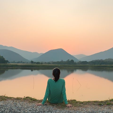 Psychologie: Eine Frau am See