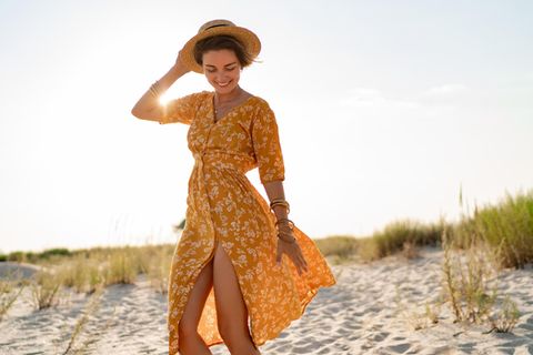 Das perfekte Strandkleid: Frau in gelbem Kleid am Strand