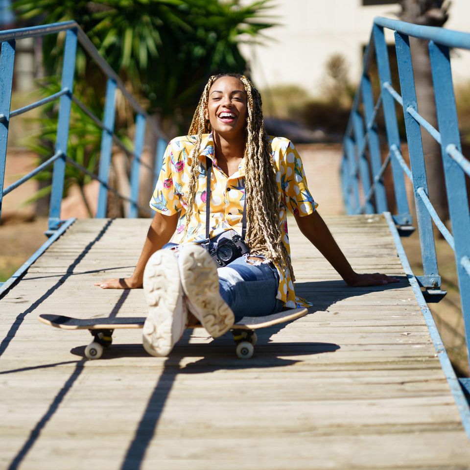 Psychologie: Eine Frau mit Skateboard