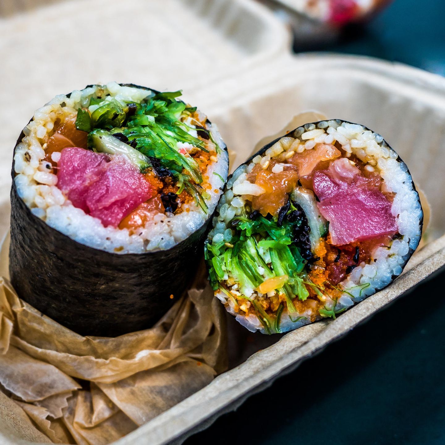 Wir bleiben beim japanischen Einfluss, denn auch Sushi-Burrito erobern dieses Jahr die sozialen Medien. Im Grunde unterscheiden sich diese Köstlichkeiten kaum von normalem Sushi. Nur die Art und Weise, wie sie serviert werden, erinnert an einen traditionellen Burrito.