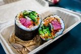 Wir bleiben beim japanischen Einfluss, denn auch Sushi-Burrito erobern dieses Jahr die sozialen Medien. Im Grunde unterscheiden sich diese Köstlichkeiten kaum von normalem Sushi. Nur die Art und Weise, wie sie serviert werden, erinnert an einen traditionellen Burrito.