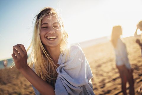 glückliche Frau am Strand