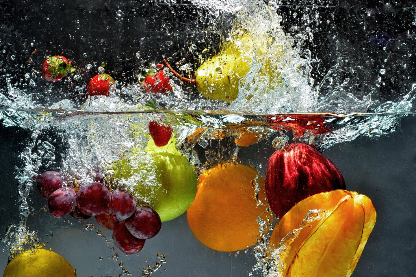 Basische Lebensmittel: Obst und Gemüse im Wasser