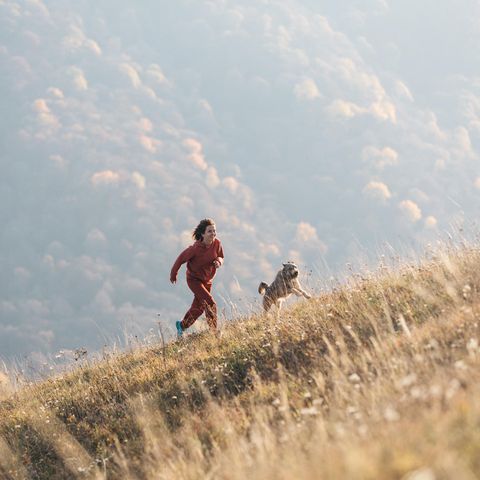 Psychologie: Eine Frau rennt einen Berg hoch