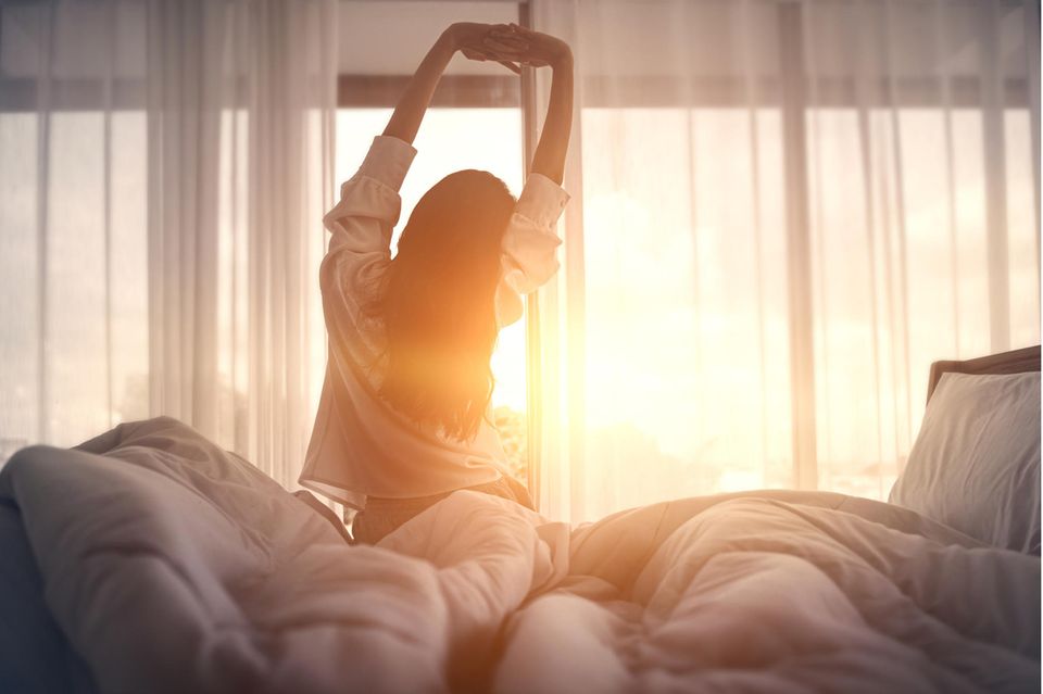 Morgenroutinen: Frau steht auf
