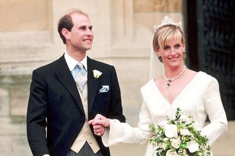 Als Prinz Edward und Sophie Rhys-Jones am 19. Juni 1999 in der St-Georgs-Kapelle auf Schloss Windsor heiraten, steht ganz England Kopf. Der jüngste Sohn von Queen Elizabeth II. ist der Erste, der nicht in traditioneller Uniform heirat, seine Frau Sophie macht wegen des Ausschnitts ihres Samantha-Shaw-Brautkleides Schlagzeilen. Auch wenn das Seidenkleid mit Perlenstickereien nicht überzeugen konnte, die Liebe zwischen Sophie und Edward kann es bis heute. 