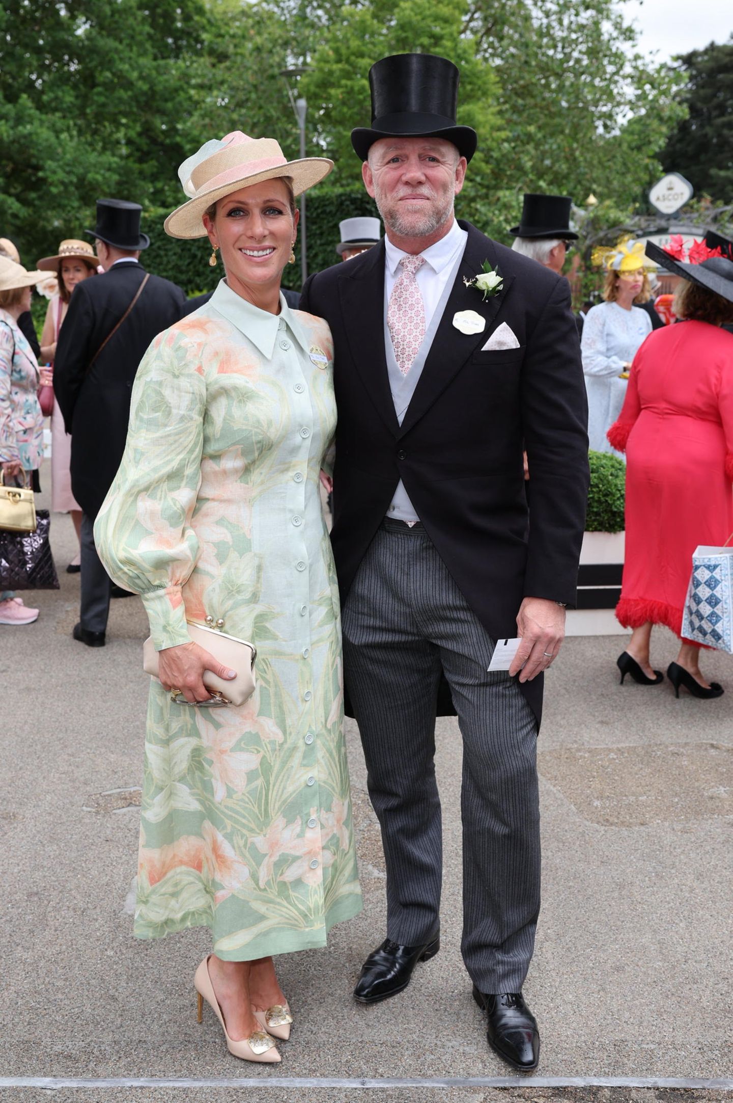Als modische Einheit erscheinen Zara und Mike Tindall beim Royal Ascot 2023. Zara strahlt in einem eleganten Kleid mit floralem Muster von Leo Lin, das vor allem durch seine pastelligen Farben begeistert. Sommerliche Töne, auf die auch Mike Tindall mit seiner Krawatte setzt.