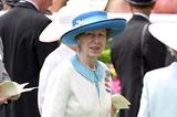 Auch Prinzessin Anne besucht an Tag Zwei die Pferderennen in Ascot. Sie setzt auf eine elegantes A-Linien-Faltenkleid in Tiffanyblauen und kombiniert dazu eine weiße Jacke und einem breitkrempigen königsblauen Hut. 