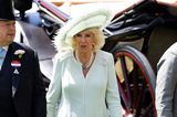 Ebenfalls zarte Style-Töne schlägt Königin Camilla an, sie trägt ein hellgrünes Mantelkleid von Anna Valentine mit passendem Hut von Philip Treacy.