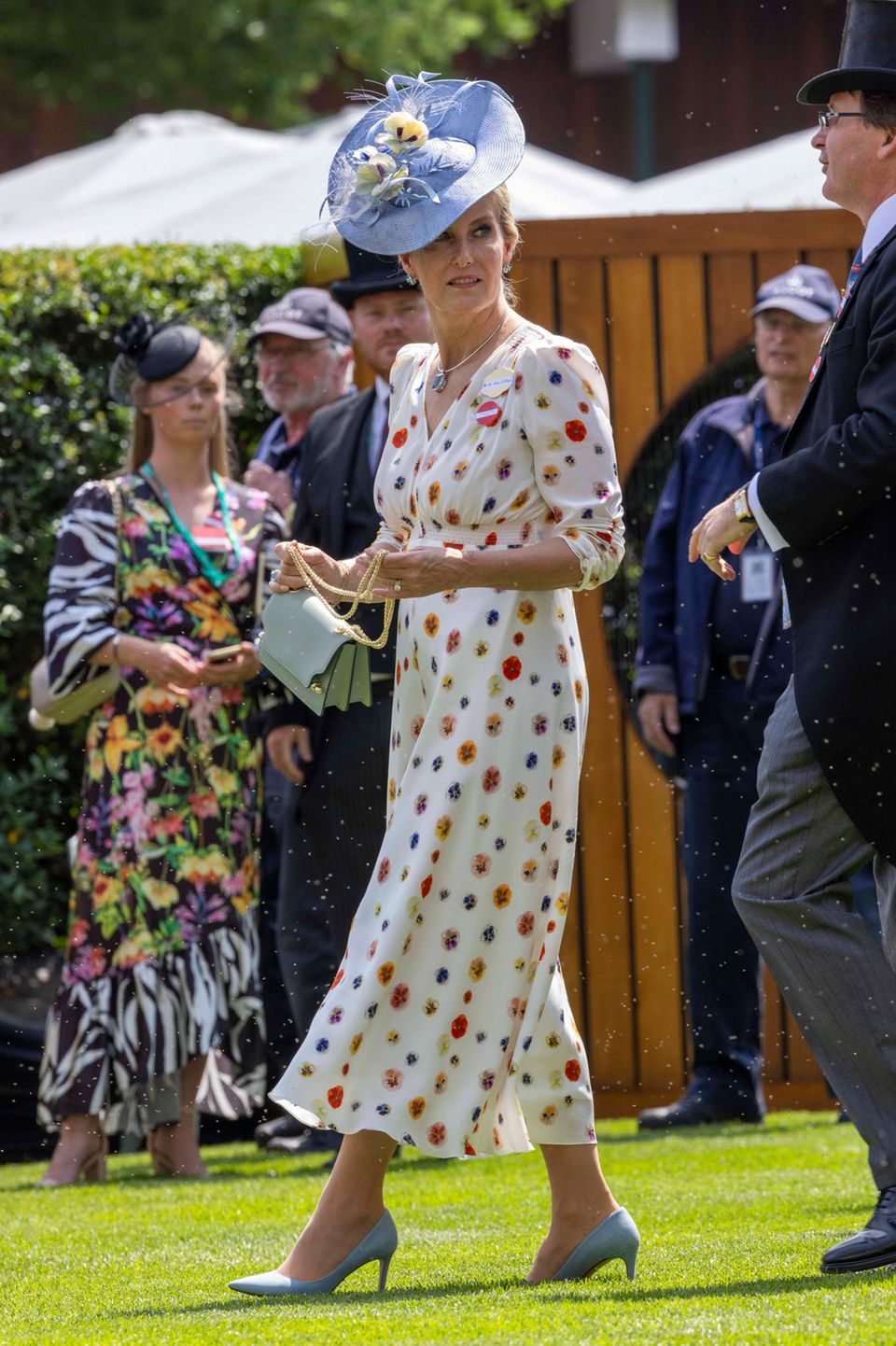 Polka-Dot-Look trifft auf Blumen: Gräfin Sophie verzaubert die Ascot-Besucher in einem Kleid von Suzannah London mit einem hellblauen Hut von Jane Taylor.