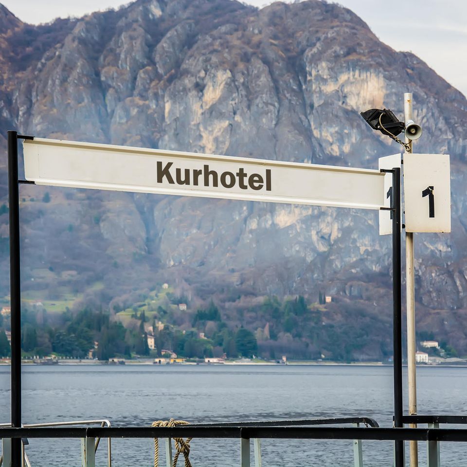 Kurhotel-Schild vor einem See